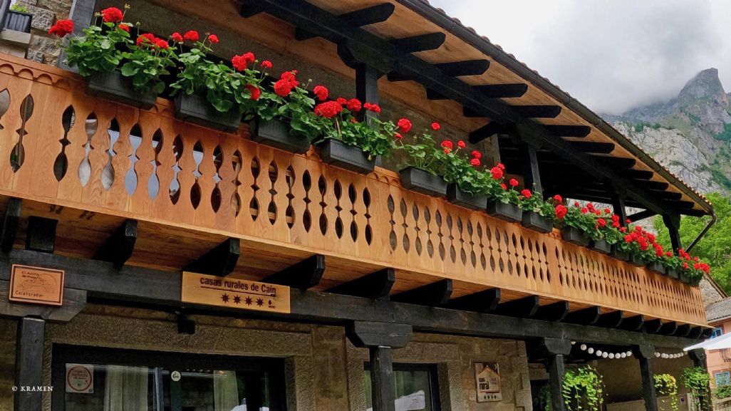 Balcón tradicional de la montaña leonesa en madera de roble y hecho a mano por un artesano de la zona